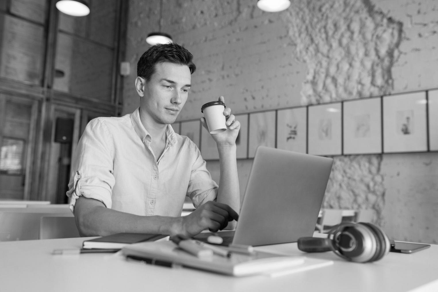 Espace de travail organisé avec ordinateur portable et documents financiers